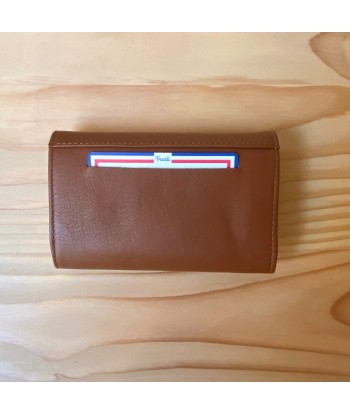 Petit portefeuille marron ouvre sa boutique